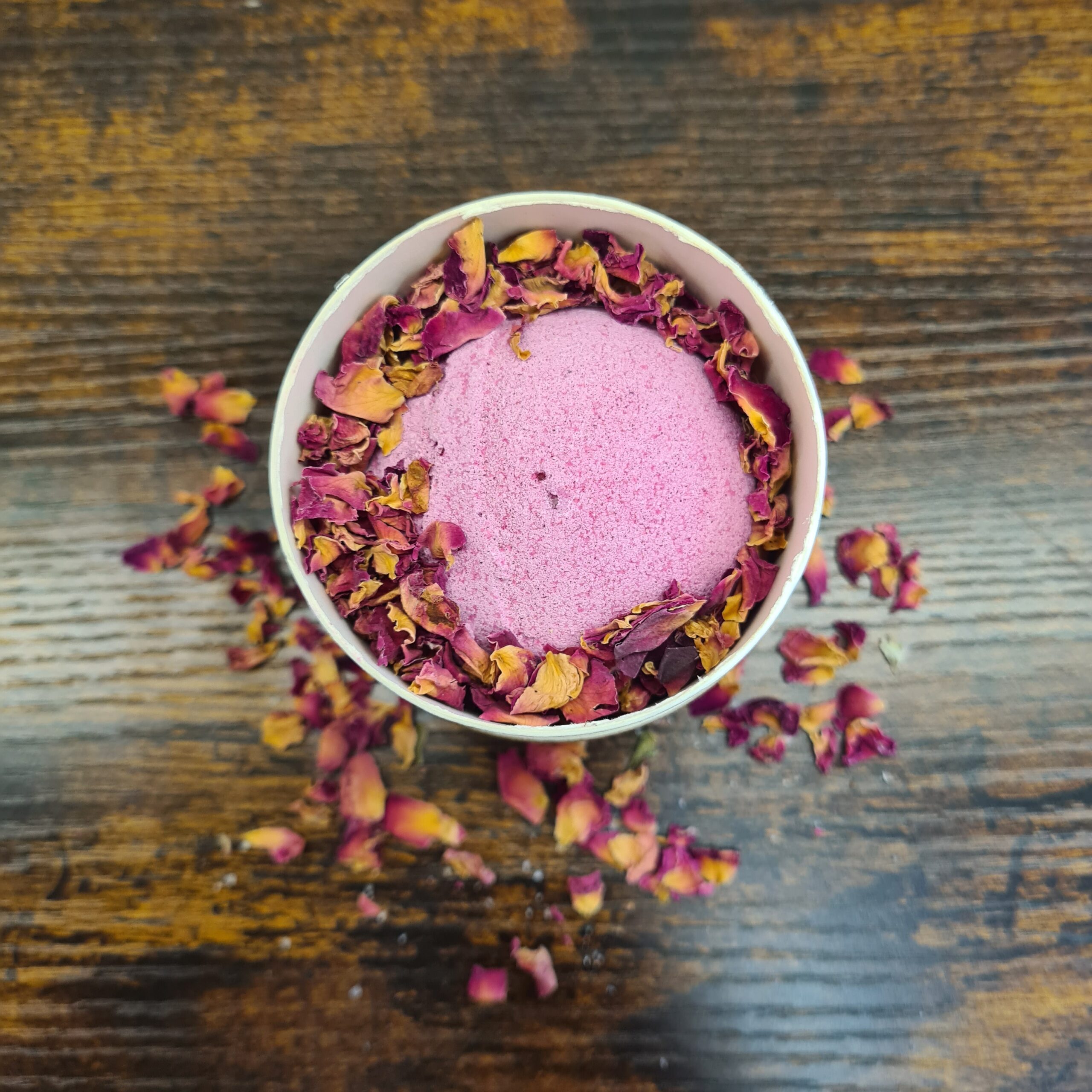 Incanto di Rosa e Zenzero - Bomba da Bagno con Sale dell'Himalaya e Petali di Rosa